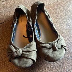 Women’s green ballet flats